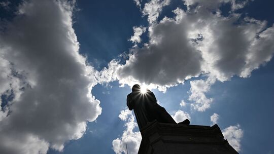 Sonne und Wolken über dem Gutenberg-Denkmal