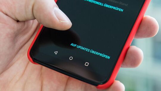 Eine Überprüfung nach Updates ist auf einem Smartphone zu sehen