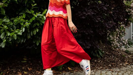Frau trägt einen Color-Blocking-Look