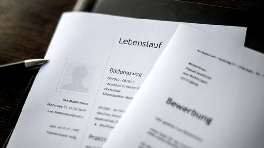 Bewerbungsunterlagen liegen auf einem Tisch