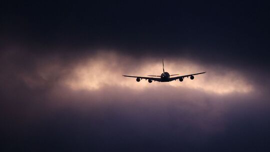 Ein Flugzeug im Himmel