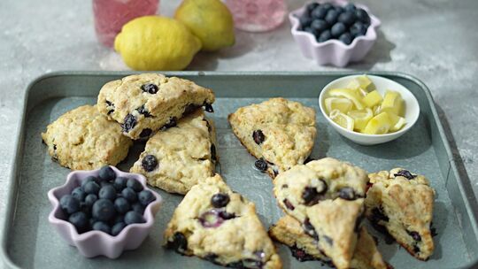 Blaubeer-Scones auf einem Tablett