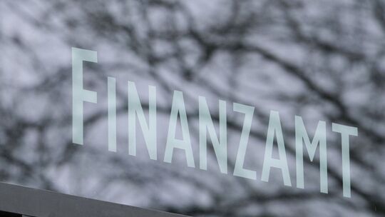 Der Schriftzug Finanzamt ist an einer Scheibe