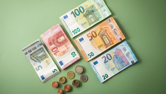 Bargeld auf grünem Grund