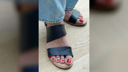 Frau trägt Sandalen