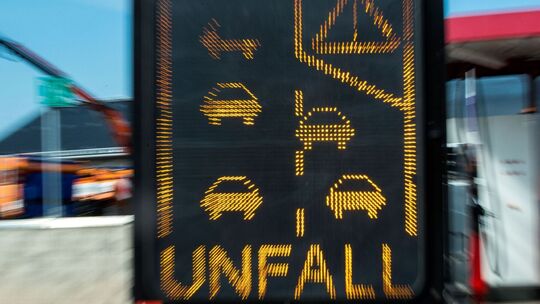 Mobiles Hinweisschild warnt vor Unfall