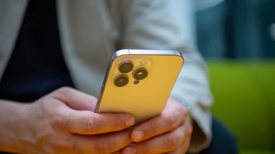 User benutzt ein Smartphone