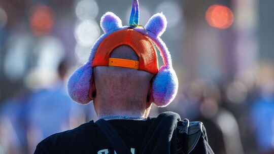 Ein Musikfan trägt spezielle Ohrenschützer auf einem Festival