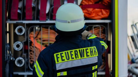 Feuerwehrmann am Einsatzfahrzeug