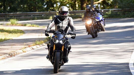 Motorradfahrer fahren auf einer Landstrasse