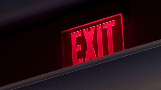 Ein «Exit»-Schild leuchtet rot über einer Tür