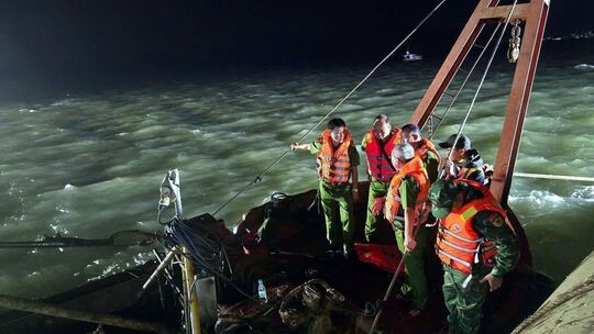 Ausflugsschiff in Vietnam gekentert