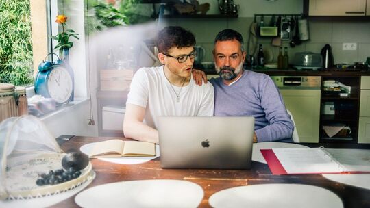 Vater und Sohn am Computer