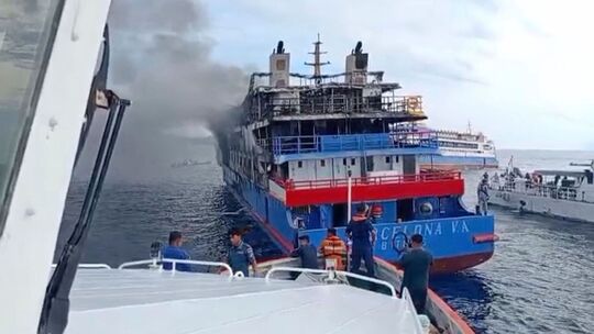 Feuer auf Fähre in Sulawesi