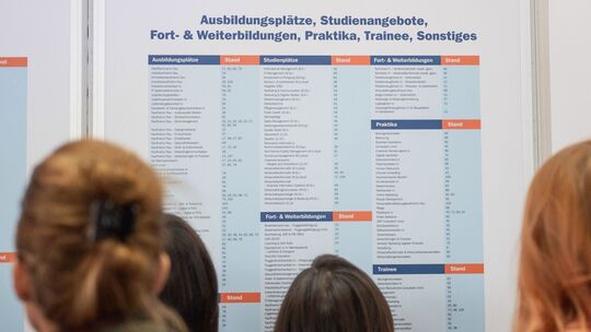 Messebesucher schauen sich Ausbildungsangebote auf Jobmesse an