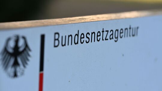 Ein Schild mit dem Schriftzug «Bundesnetzagentur»
