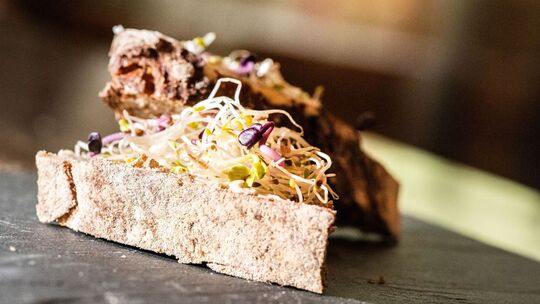 Sprossen als Topping auf einem Brot