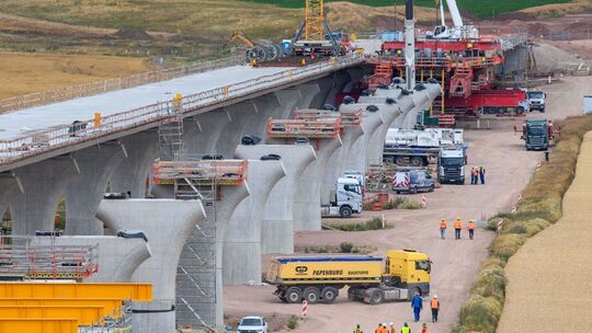 Verschub des Stahlüberbaus der Saalebrücke