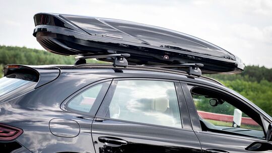 Dachbox ist auf einem Auto montiert