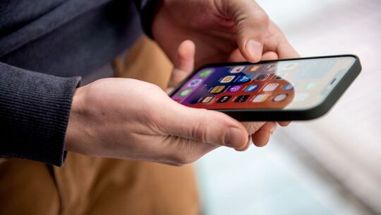 Mann hält ein Smartphone in der Hand