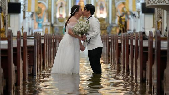 Hochzeit in überfluteter Kirche auf den Philippinen