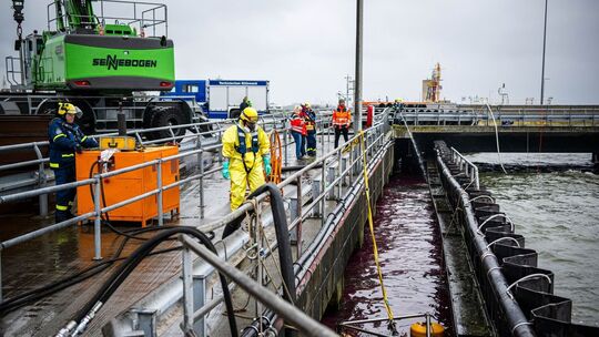 Schiffsunfall im Hafen Cuxhaven