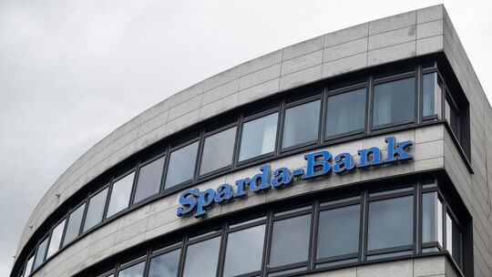 Graue Wolken über der Sparda-Bank in Baden-Württemberg