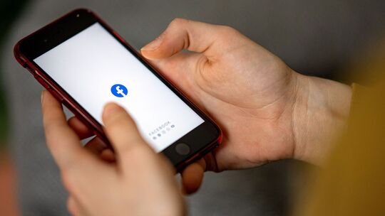 Facebook-Logo ist auf einem Smartphone zu sehen