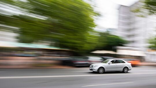 Auto fährt durch die Stadt