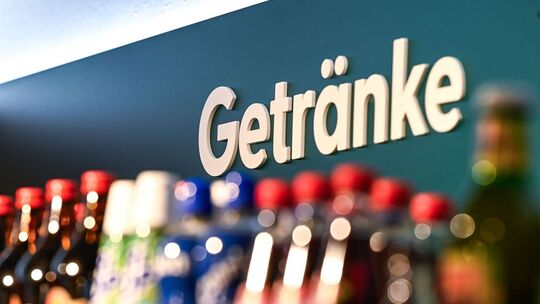 Der Schriftzug «Getränke» über den Regalen eines Supermarktes