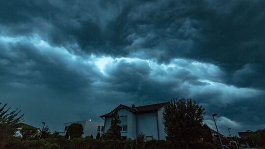 Ein Sturm über einem Wohngebiet