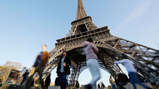 Touristen besuchen das Gebiet rund um den Eiffelturm in Paris