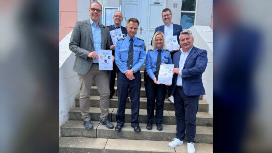 Die Polizeiinspektion Birkenfeld am 24.07.2025 nach der Vertragsunterzeichnung mit den kommunalen Verantwortungsträgern. Die Polizeiinspektion Birkenfeld am 24.07.2025 nach der Vertragsunterzeichnung mit den kommunalen Verantwortungsträgern.