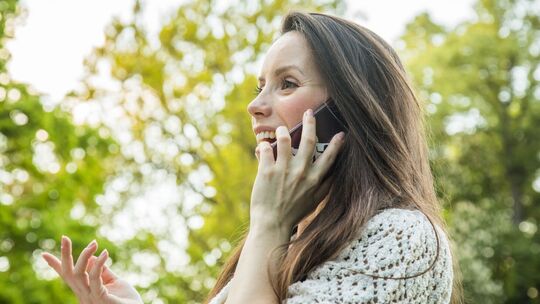Frau telefoniert mit Smartphone