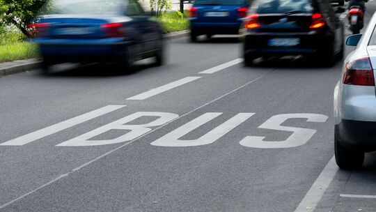 Ein Auto fährt auf einer Busspur