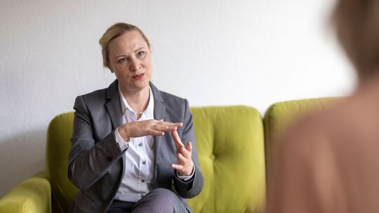 Sozialministerin Dörte Schall auf dem Grünen Sofa