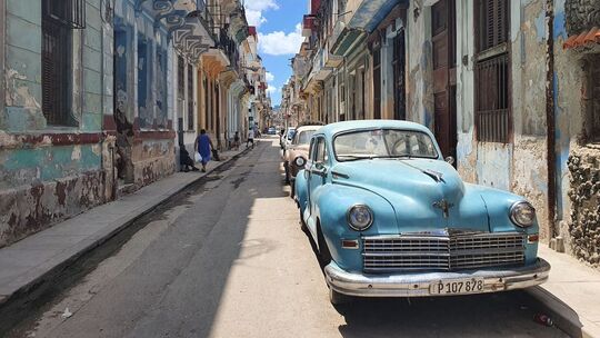 Oldtimer steht in einer Straße im Zentrum von Havanna