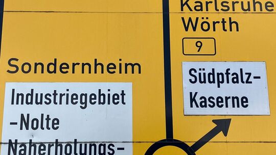 Eine Verkehrstafel zeigt in Germersheim den Weg zu Nolte.