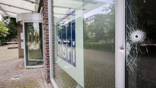 Unbekannte schießen auf Verlagsgebäude in Hamburg