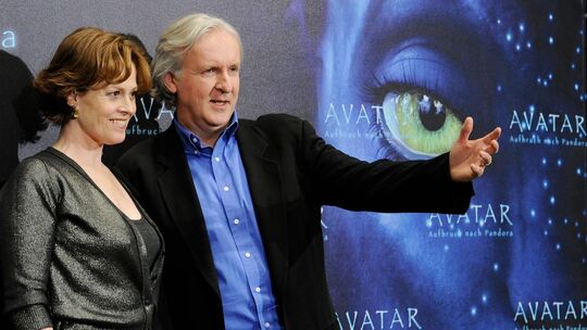 Sigourney Weaver (l) und James Cameron