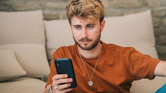Mann schaut auf ein Smartphone
