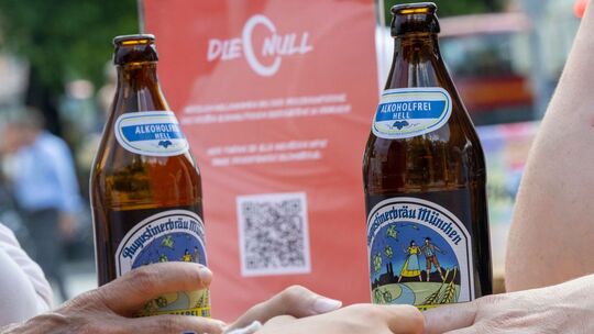 Zwei Bier-Trends in einer Flasche: Hell und alkoholfrei.