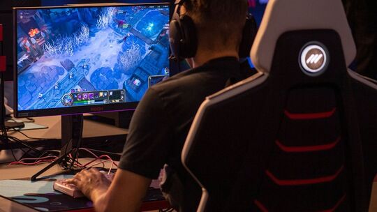 Messebesucher spielt ein Computerspiel während der Gamescom