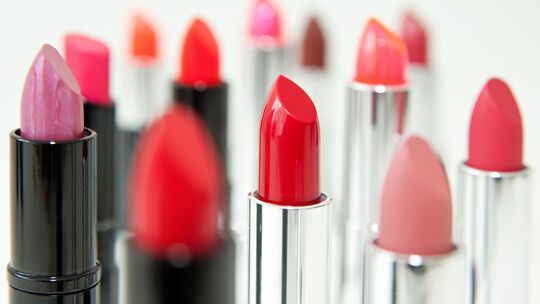 Verschieden farbige Lippenstifte