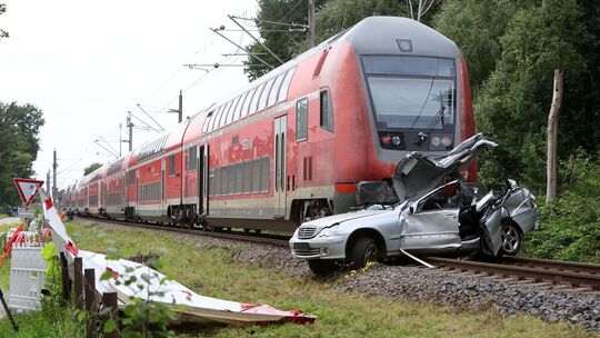 Junge und Mann sterben bei Zusammenstoß von Zug und Auto