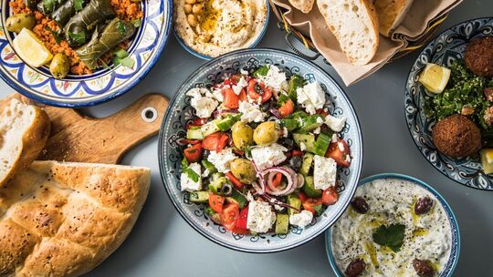 Mediterrane Küche mit verschiedenen Salaten und Brot