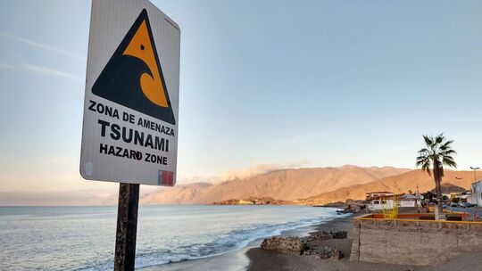 Tsunami-Warnschild an einem Strand in Chile