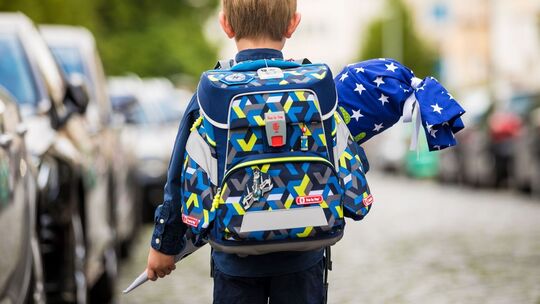 Erstklässler mit Schulranzen am Tag der Einschulung