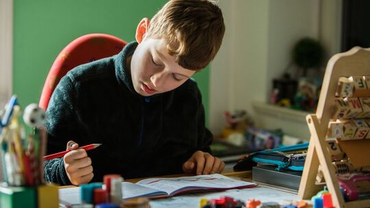 Schüler macht Hausaufgaben