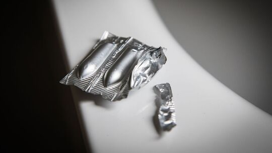 Vaginalzäpfchen liegen in einem Badezimmer